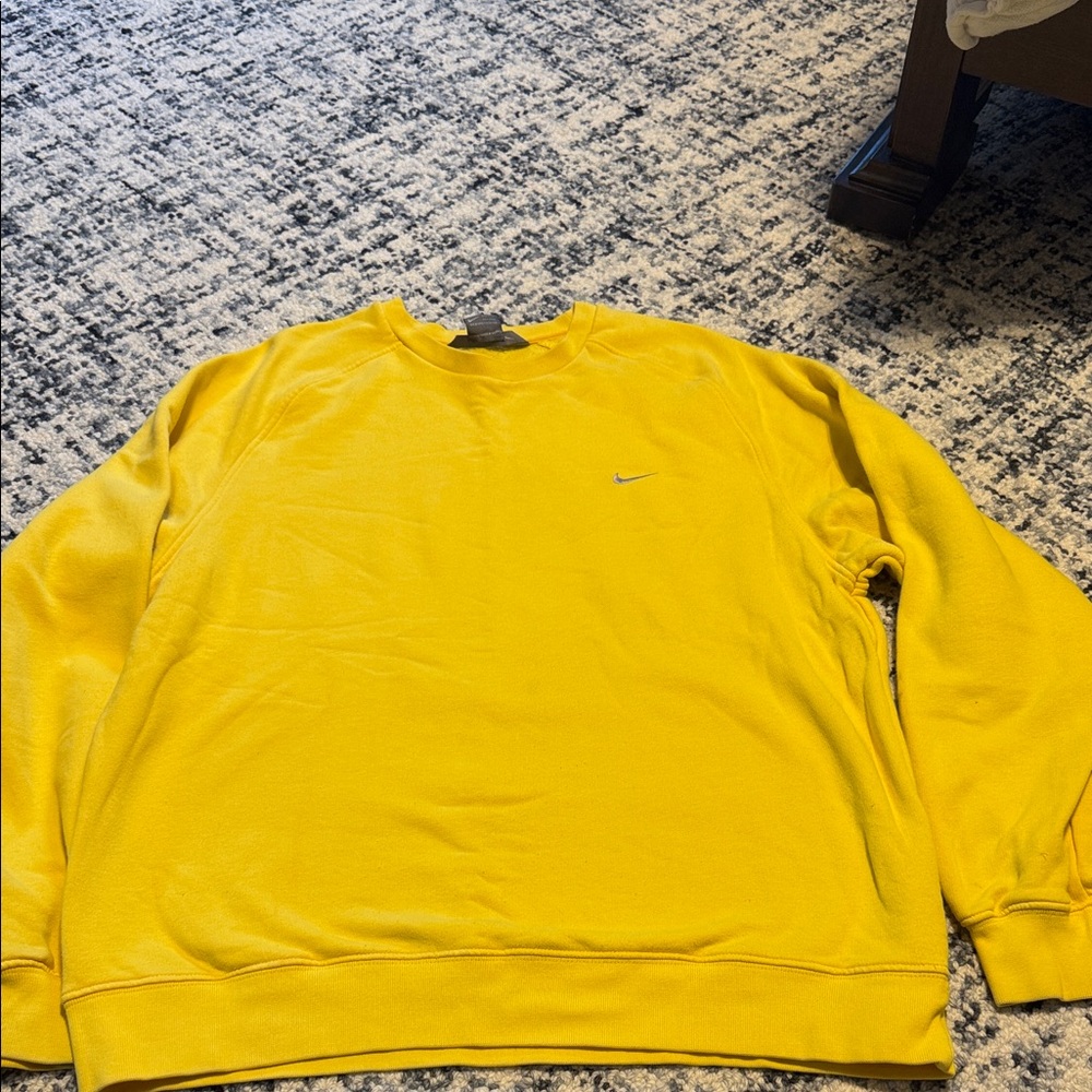 Vintage Nike Men's Yellow Crewneck Sweater
